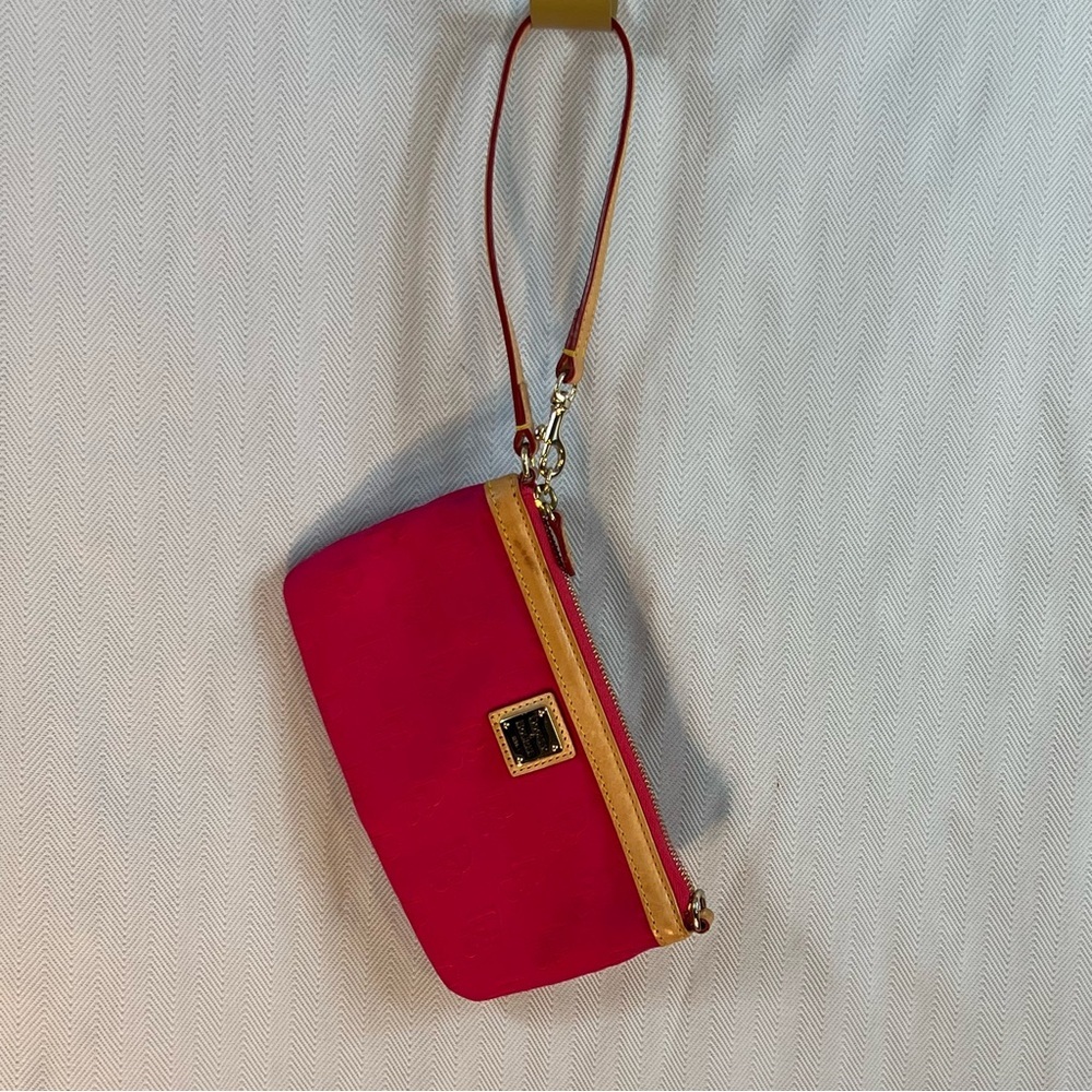 Dooney & Bourke City Slim Fuchsia Pink Wristlet/Handheld 
Zipper Closure👍
